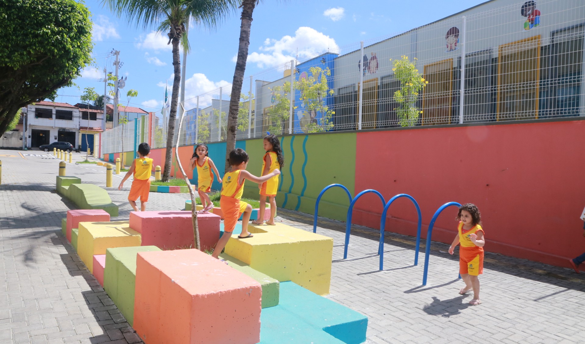 crianças brincando no mobiliário urbano lúdico do caminhos da escola